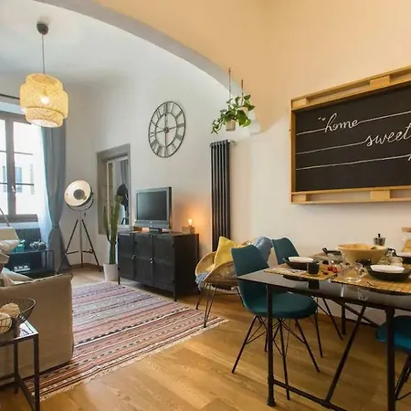 Step To Duomo And The Sights From Refurbished Apartment Florence
