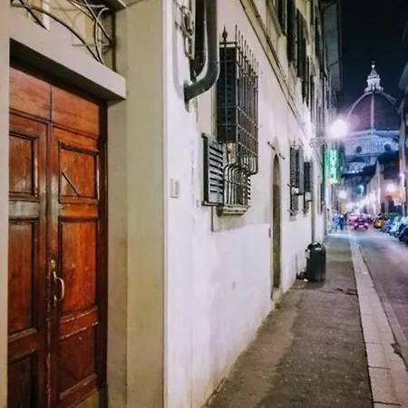 Step To Duomo And The Sights From Refurbished Apartment Florence